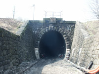 Jeden z portálů tunelu po odstranění kolejí před jeho uzavřením
